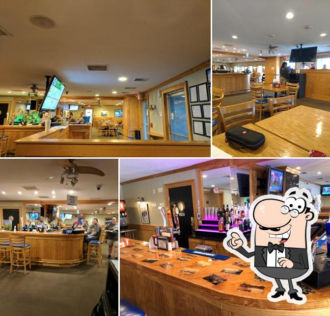 El interior de The Grill at Crooked Creek Marina