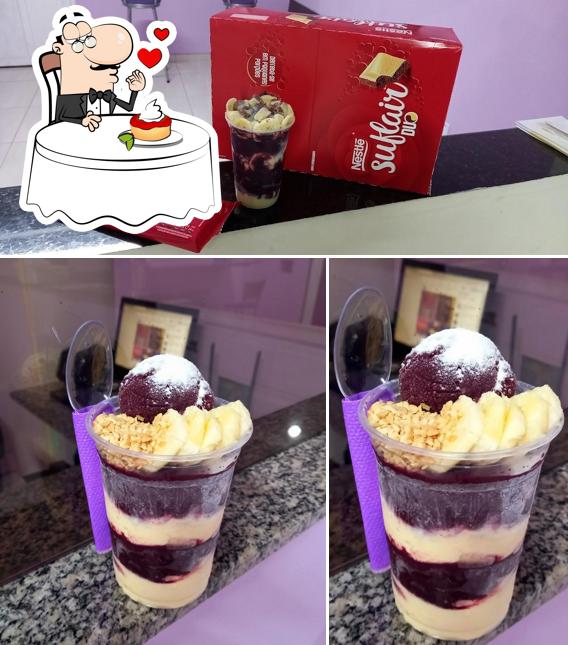 Empório Açaí e Pastel serve uma escolha de sobremesas