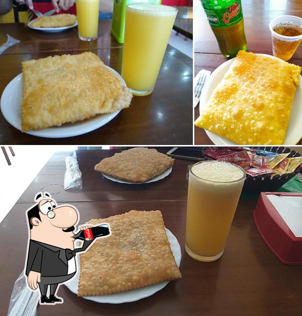 Esta é a imagem apresentando bebida e comida no Cantinho do Pastel