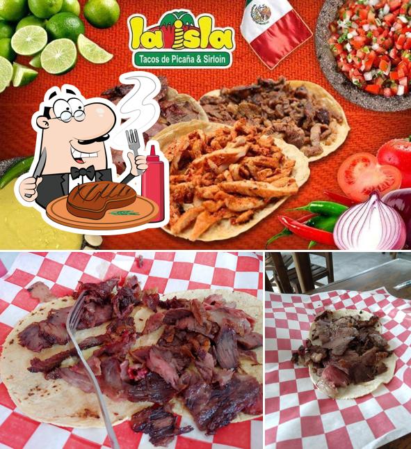 Tómate un plato con carne en La Isla Cuernavaca Tacos De Picaña