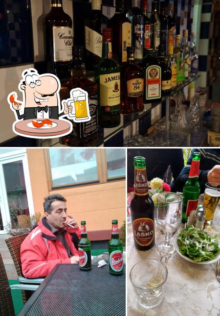 Puoi ordinare un rinfrescante bicchiere di birra chiara o scura