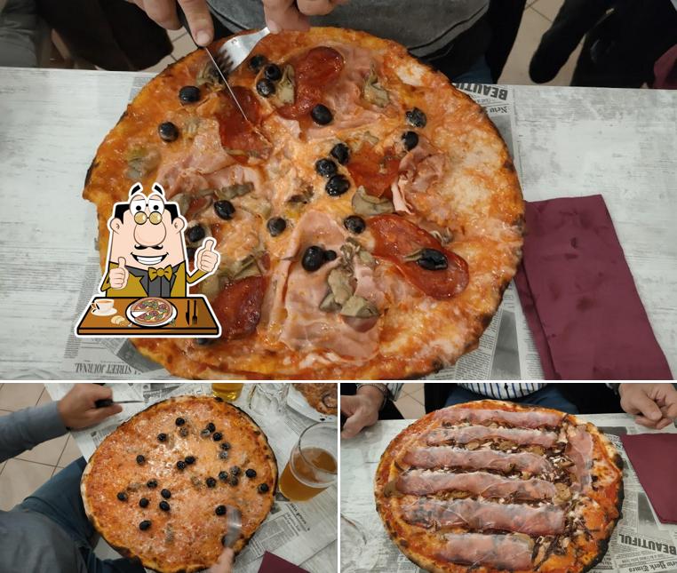 En Trattoria Pizzeria Flora, puedes degustar una pizza