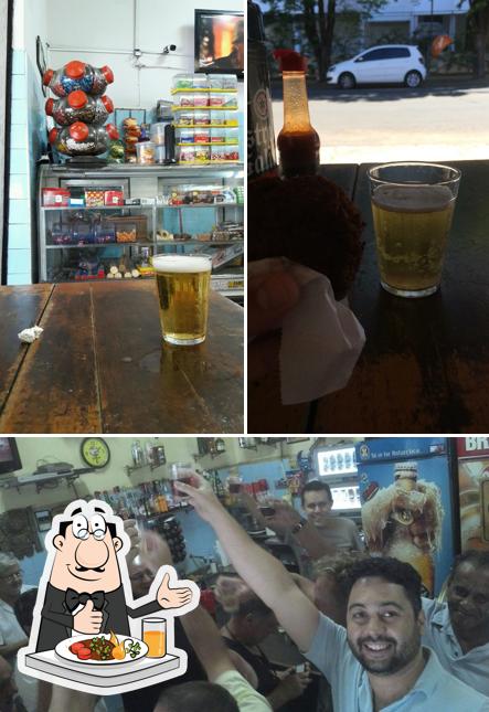 Entre diversos coisas, comida e balcão de bar podem ser encontrados no Bar do Paulo