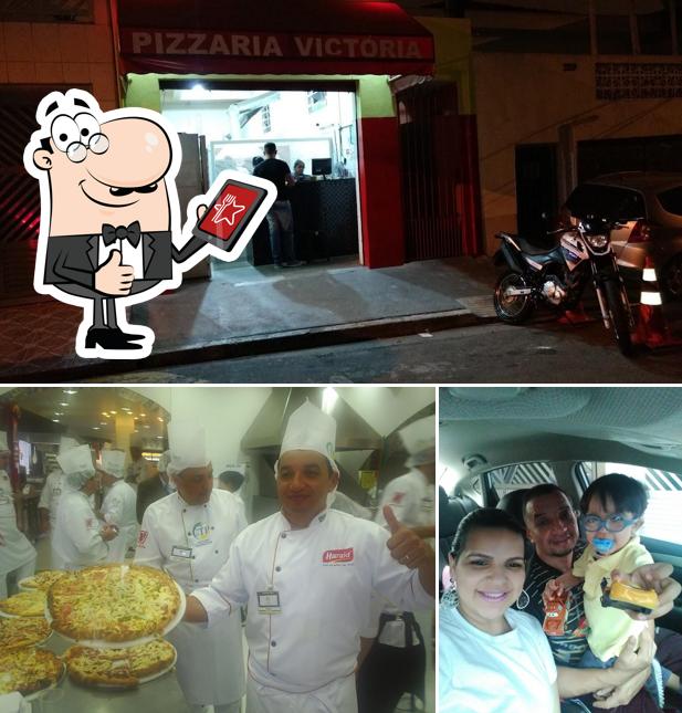 Look at this image of Pizzaria Victória