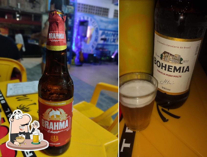 Desfute uma tulipa de cerveja leve ou escura