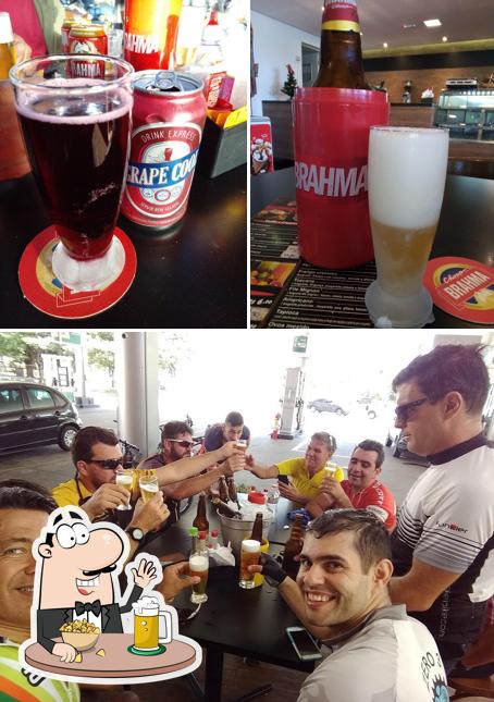 Desfute um copo de cerveja leve ou escura