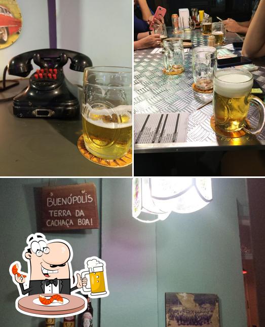 Desfute um copo de cerveja leve ou escura