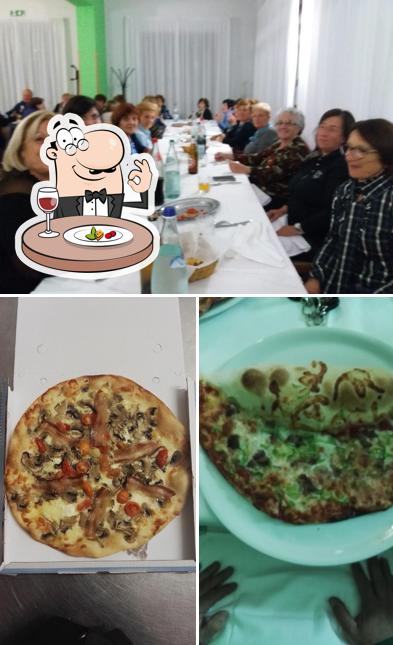 La foto della cibo e interni di Pizzeria Teresa