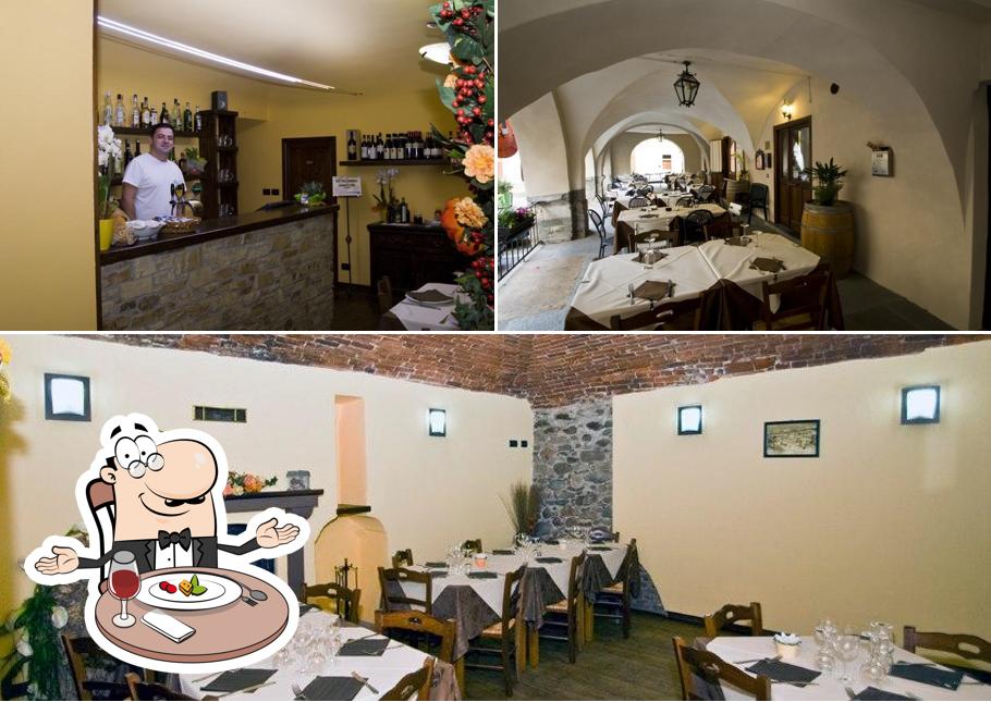 Tra le varie cose da Pizzeria Trattoria Ottocento si possono trovare la tavolo da pranzo e bancone da bar