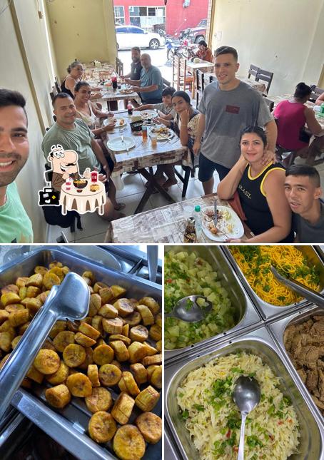 Confira a foto mostrando comida e exterior no Restaurante Duas Irmãs