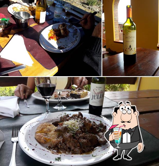 Снимок, на котором видны напитки и столики в Restaurante La Estacion