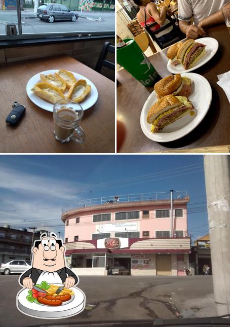 Confira a foto apresentando comida e exterior no Padaria Macedo Pães e Doces