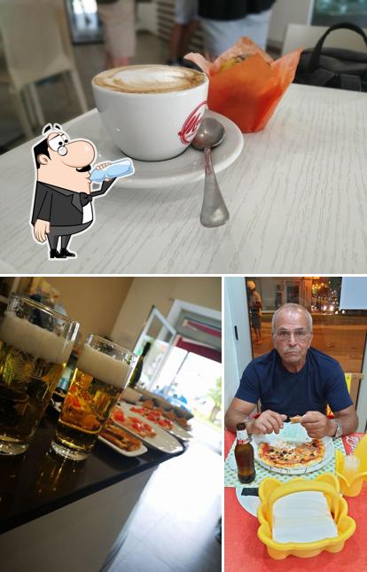 La foto della bevanda e tavolo da pranzo di Bar Okay