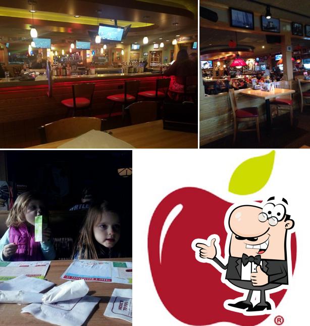 Это снимок паба и бара "Applebee's Grill + Bar"