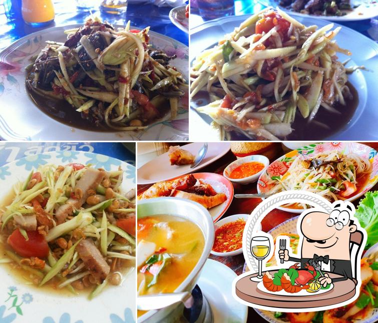 Try out seafood at ร้านส้มตำป้าราตรี (ส้มตำด่าน)