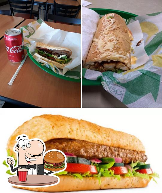 Experimente um hambúrguer no Subway - 104 Sul - Sanduíches e lanches fast food