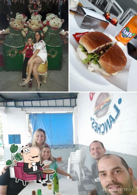 A imagem da interior e comida no Bocão Lanches