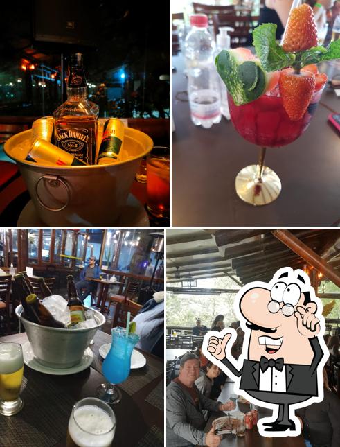 A imagem da interior e bebida no Santo Nobre Bar e Restaurante