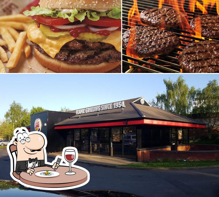 Это снимок, где изображены еда и внешнее оформление в Burger King