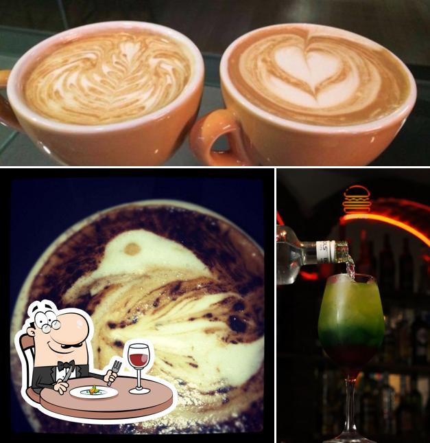 Observa las fotos que muestran comida y bebida en RMB Cafe