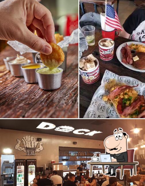 Entre diferentes coisas, interior e comida podem ser encontrados no DCK Burger (Vila Prudente)