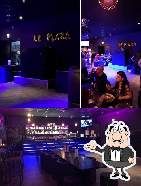 Parmi les différentes choses de la intérieur et la vin, une personne peut trouver sur Le Plaza Bar Live