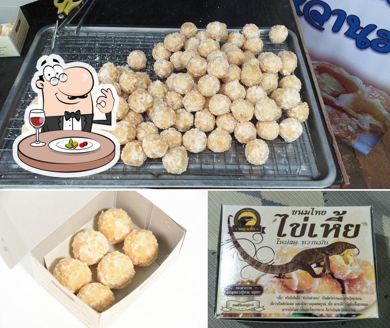 Food at ขนมไทยไข่เหี้ย