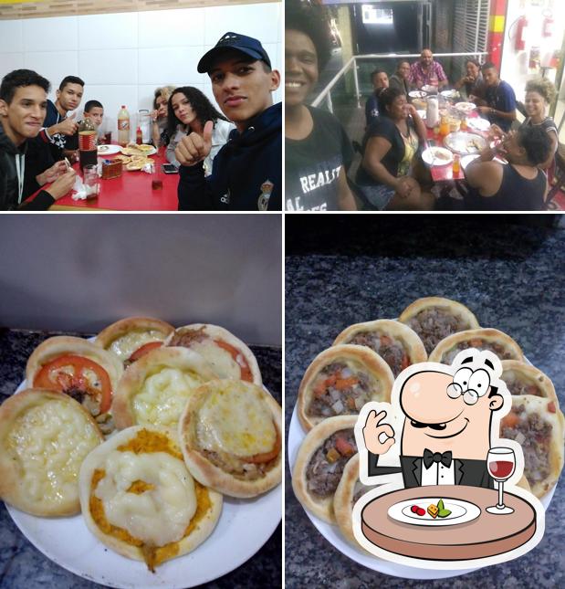 A foto a Ponto da Esfiha’s comida e mesa de jantar