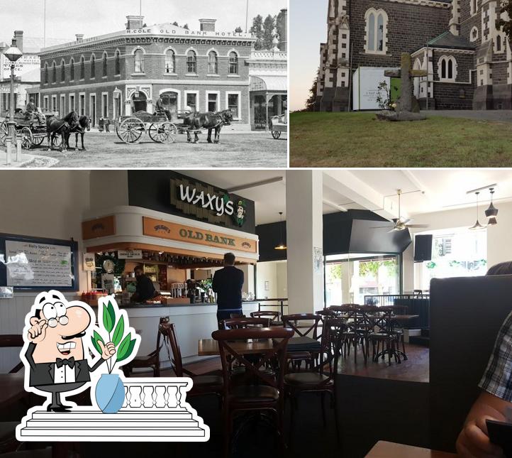 Mira las fotos que muestran exterior y interior en Old Bank Cafe & bar