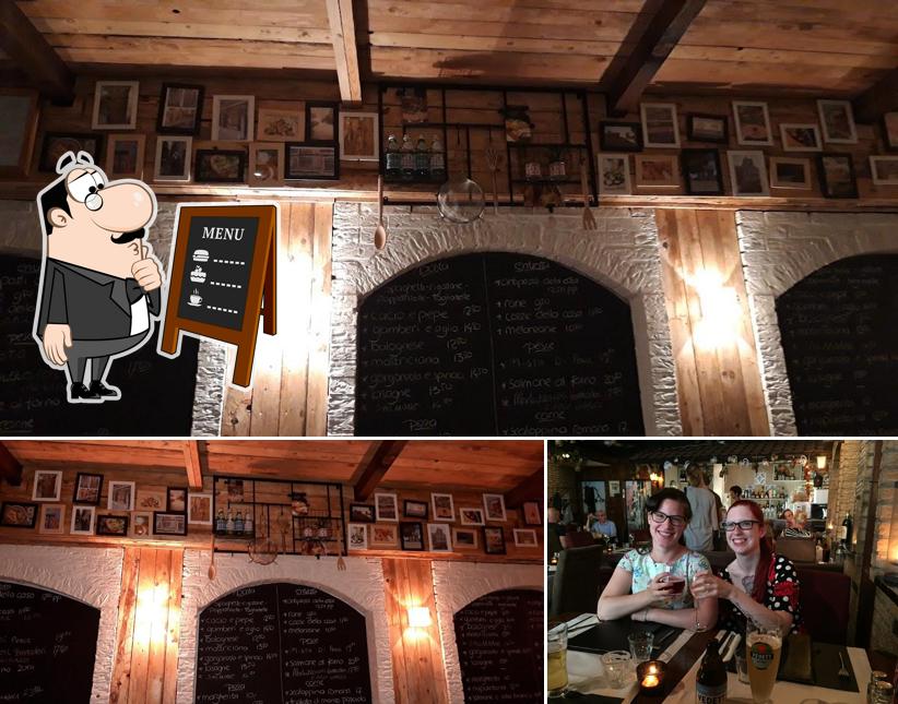 La tableau noir et comptoir de bar du restaurant