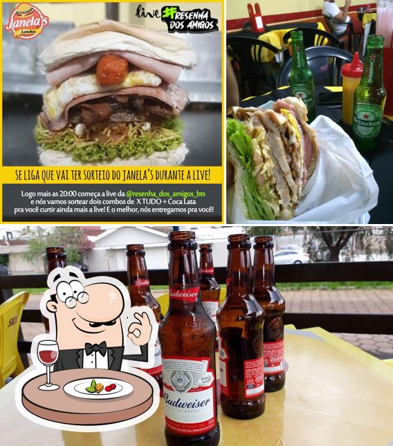 A imagem da comida e cerveja no Janelas Lanches Batatais