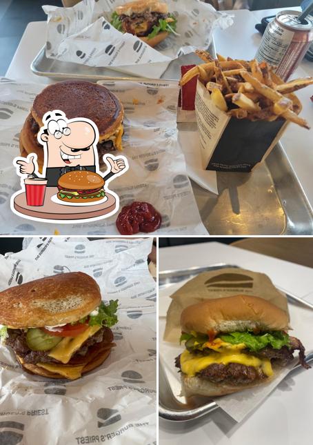 Гамбургер в "The Burger's Priest"