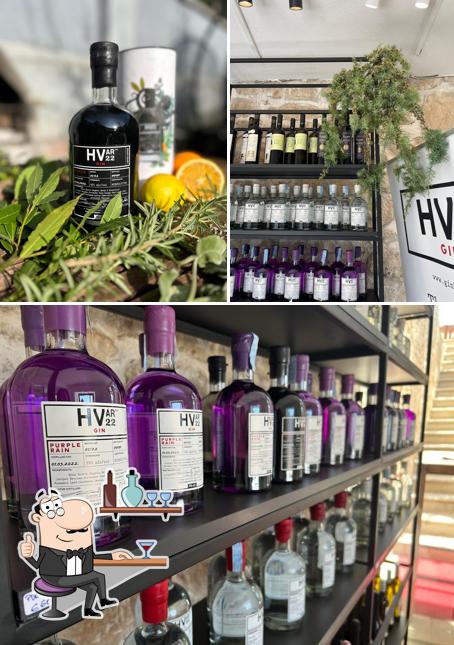 Parmi les diverses choses de la intérieur et la nourriture, une personne peut trouver sur Hvar22 Gin House