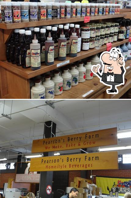 L'intérieur de Pearson’s Berry Farm - Crossroads Market