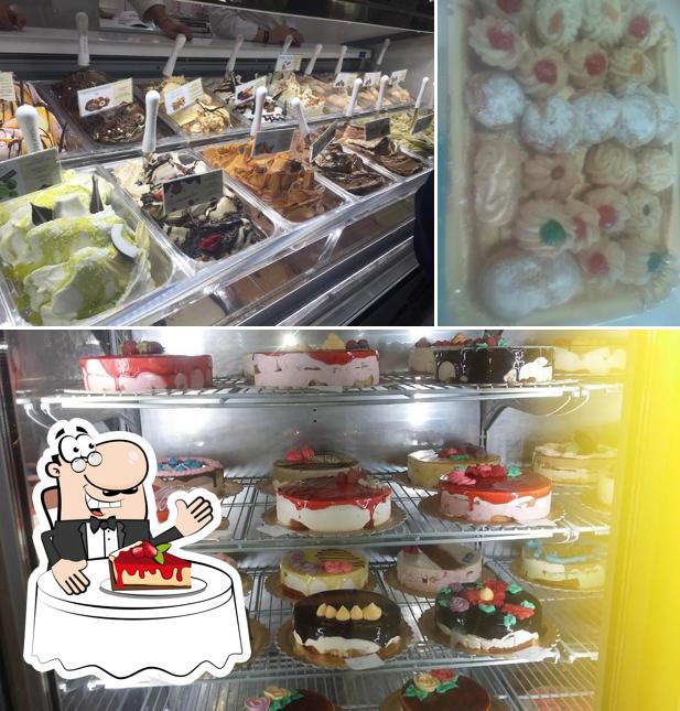 Pasticceria Gelateria Nuova Real propone un'ampia varietà di dolci