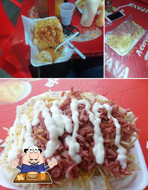 A imagem da comida e interior no Tia Meire Hot Dog