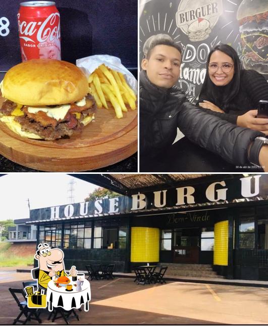 A imagem da comida e interior no HOUSE BURGUER