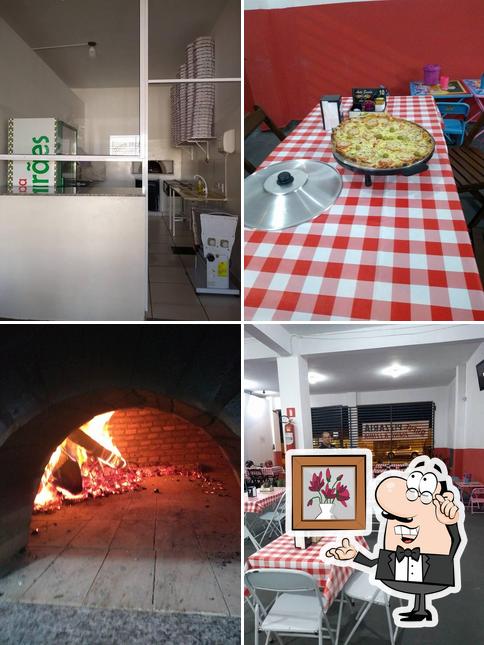 O interior do Rose lanches e pizzaria