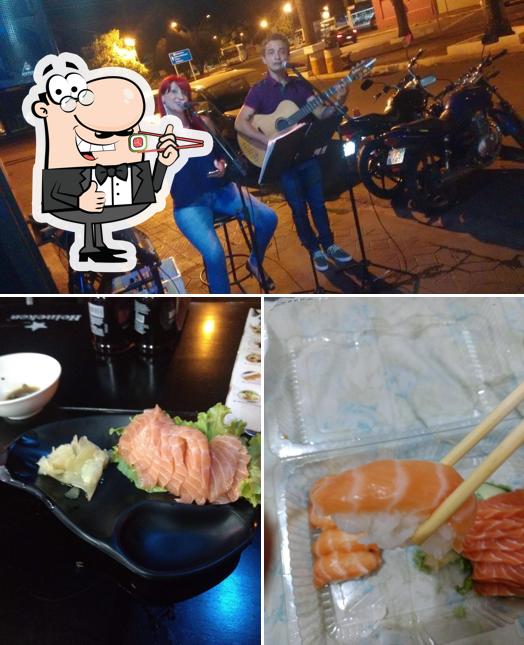 Rolos de sushi são disponibilizados no Jikan Restaurante Oriental