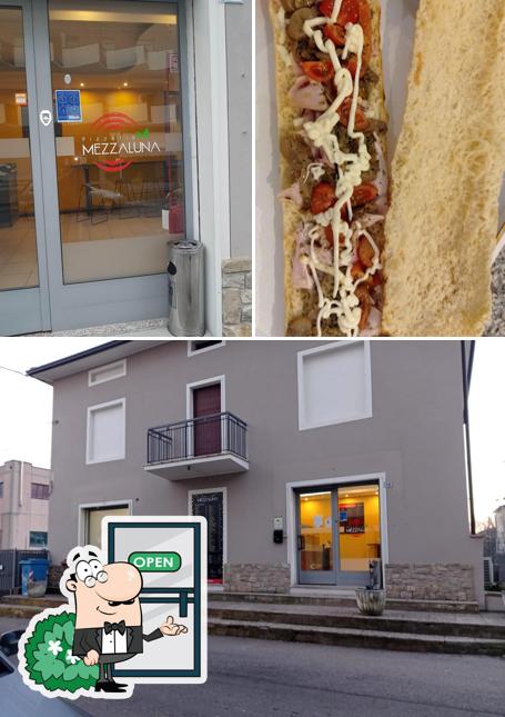 La immagine della esterno e cibo di Pizzeria Mezzaluna