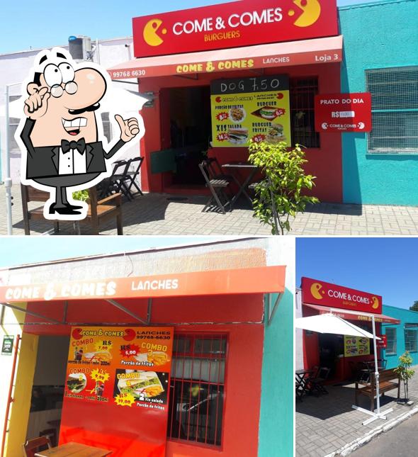 O interior do Come & Comes Lanches