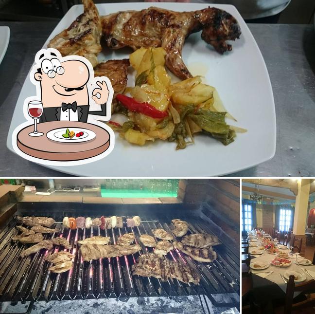Estas son las imágenes donde puedes ver comida y comedor en Asador El Cortijo De Paco