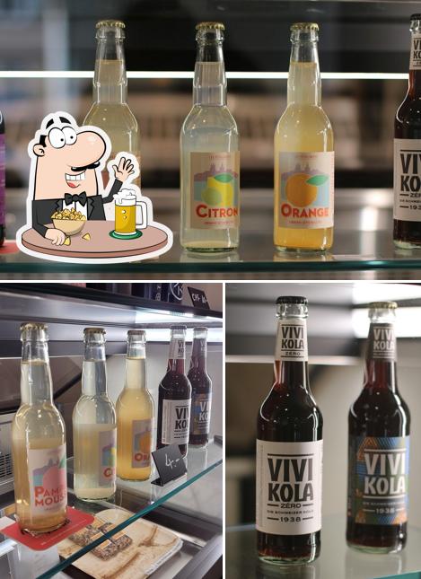 Puoi ordinare un rinfrescante bicchiere di birra chiara o scura