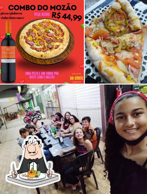 Entre diversos coisas, comida e interior podem ser encontrados no Pizzaria Da Côrte