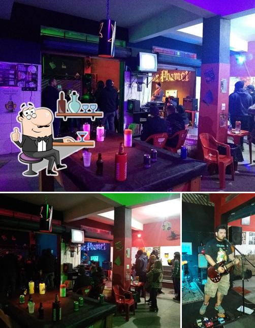 O interior do Bar'Phomet