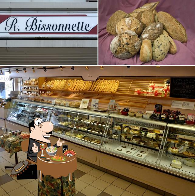 Parmi les diverses choses de la nourriture et la intérieur, une personne peut trouver sur Épicerie Levain no.5 - Pâtisserie R Bissonnette