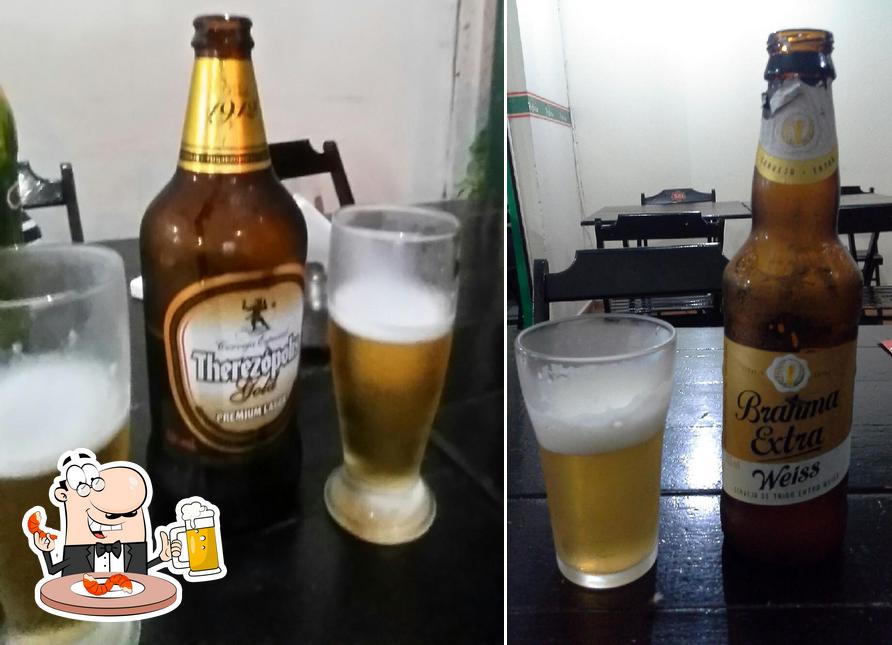 Desfute um copo de cerveja leve ou escura