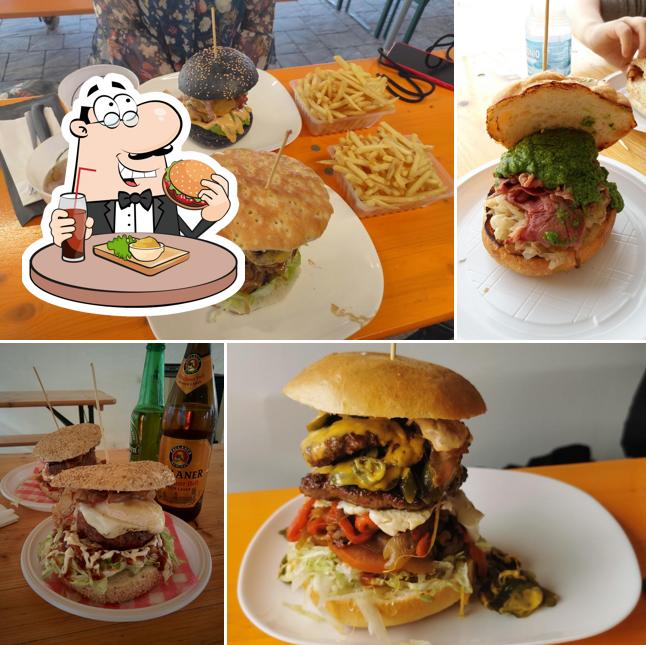 Ordina un hamburger a Food truck Dal Vezza