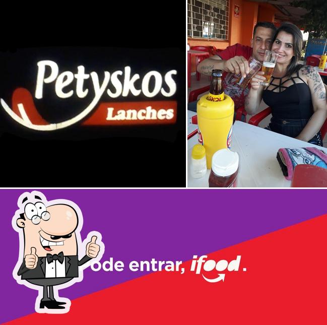 Look at the pic of Petyskos Lanches