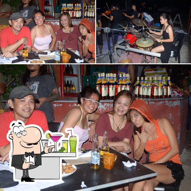 Campo Uno Sand Bar & Grill Samal se distingue por su barra de bar y exterior